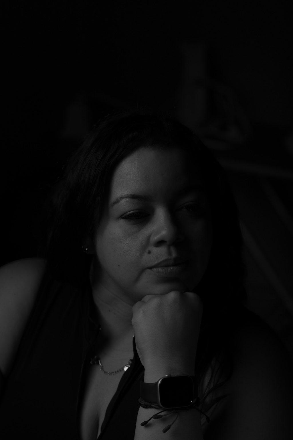 Retrato en blanco y negro de una mujer con el mentón apoyado en la mano.